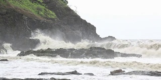 季风期间的强烈海浪