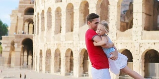 年轻的父亲和小女孩有有趣的背景斗兽场，罗马，意大利。欧洲著名景点的全家福