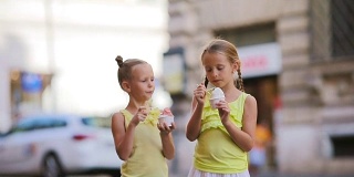 可爱的小女孩夏天在户外吃冰淇淋。可爱的孩子们在罗马Gelateria附近享受真正的意大利冰淇淋