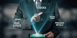 商人与投资概念选择共同基金从债券、房地产、古董、金属、股票使用数字平板电脑