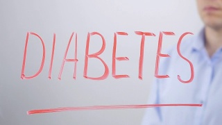 擦掉“糖尿病”这个词视频素材模板下载