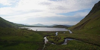 无人机拍摄的山谷和湖泊