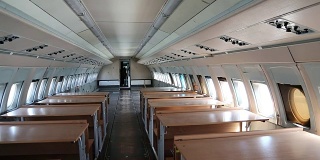 旧客机内部有桌子