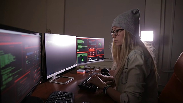 黑客工作的女人。计算机安全概念
