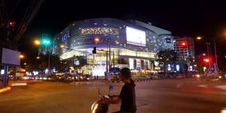 泰国清迈——2016年11月23日:泰国清迈省地标之一玛雅购物中心前的十字路口，夜间交通高峰的延时。