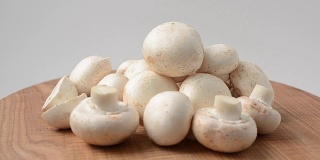 木板上的蘑菇。
