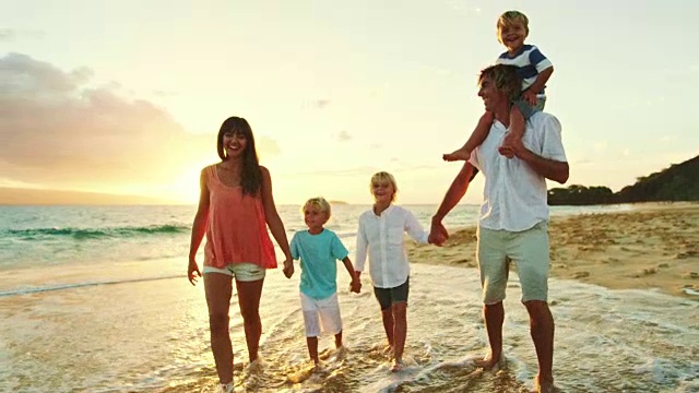 《日落海滩上的幸福家庭