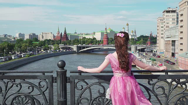 概念-现代生活。年轻女孩梦想未来，莫斯科，克里姆林宫