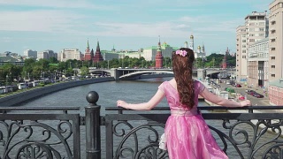 概念-现代生活。年轻女孩梦想未来，莫斯科，克里姆林宫视频素材模板下载