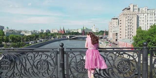 概念-现代生活。年轻女孩梦想未来，莫斯科，克里姆林宫。缩小