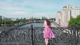 概念-现代生活。年轻女孩梦想未来，莫斯科，克里姆林宫。缩小视频素材模板下载