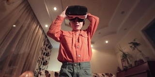 戴着VR眼镜的小男孩