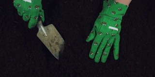 4k园艺组成的手挖土壤与一个工具