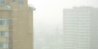 从摩天大楼的窗户看窗外的雪