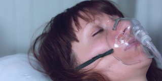 4k医院拍摄的病人戴着氧气面罩，移动相机