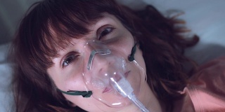 4k医院拍摄的病人戴着氧气面罩呼吸