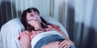 4k医院拍摄的带着氧气面罩睡觉的女病人和冒出来的烟