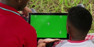人们在绿色屏幕的Ipad平板电脑上使用互联网电子邮件