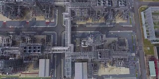 美丽的炼油厂与复杂的管道。