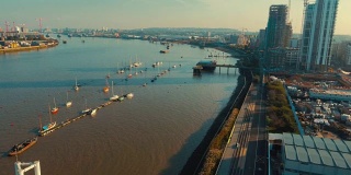 广角航拍泰晤士河和北格林威治半岛在伦敦，英格兰，英国