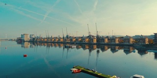 鸟瞰图的东伦敦码头和泰晤士河在一个晴朗的蓝天