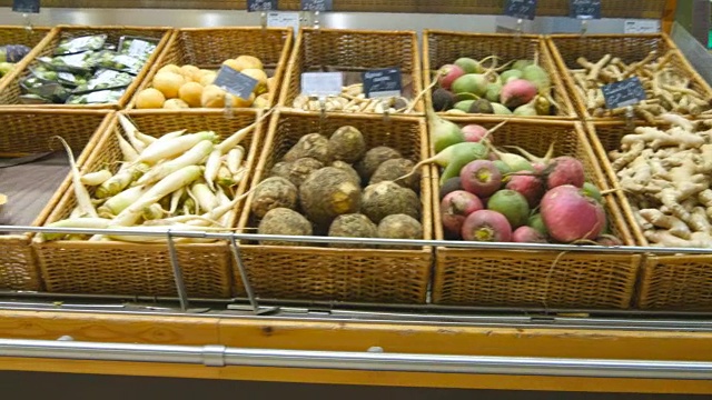在超市里走过新鲜的蔬菜。商店里的杂货通道。近距离