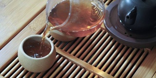 中国传统茶道放在茶几上，拉近了距离