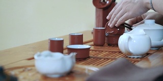 中国传统茶道放在茶几上，拉近了距离