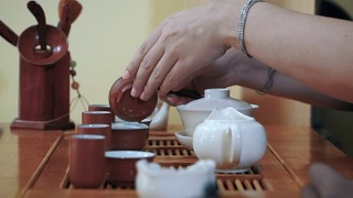 中国传统茶道放在茶几上，拉近了距离视频素材模板下载