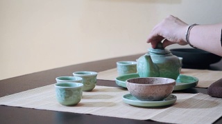 中国传统茶道放在茶几上，拉近了距离视频素材模板下载