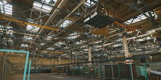 生产场所有很高的天花板和大量的工业设备遍布全港。许多金属结构、通风管道用于建筑施工。屋顶上的大采光窗白天用于照明