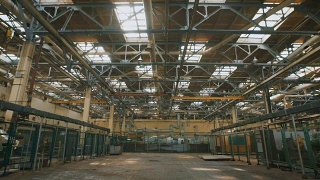 生产场所有很高的天花板和大量的工业设备遍布全港。许多金属结构、通风管道用于建筑施工。屋顶上的大采光窗白天用于照明视频素材模板下载
