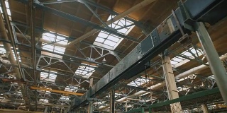 制作前提有很高的天花板。许多金属结构、通风管道用于建筑施工。屋顶上的大采光窗白天用于照明