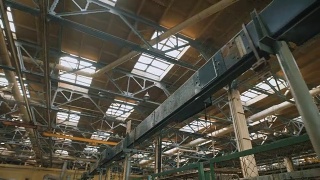 制作前提有很高的天花板。许多金属结构、通风管道用于建筑施工。屋顶上的大采光窗白天用于照明视频素材模板下载