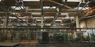 生产场所有很高的天花板和大量的工业设备遍布全港。许多金属结构、通风管道用于建筑施工。屋顶上的大采光窗白天用于照明