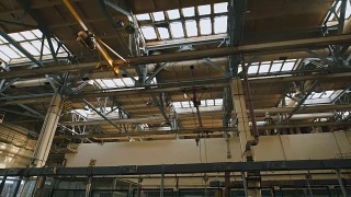 制作前提有很高的天花板。许多金属结构、通风管道用于建筑施工。屋顶上的大采光窗白天用于照明视频素材模板下载