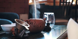 中国传统茶道放在茶几上，近距离，低调