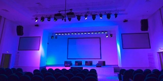 空旷的音乐厅，采用了大量的专业舞台灯光设备。五颜六色的灯照亮了这个现代化的大厅