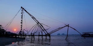 日落时的中国渔网。印度喀拉拉邦科钦堡