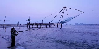 日落时的中国渔网。印度喀拉拉邦科钦堡