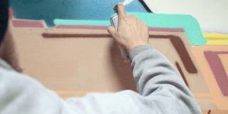 涂鸦艺术家在墙上画，室内，近距离