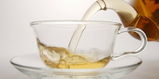 慢动作:新鲜的茶从茶壶中流出