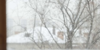 慢镜头:冬天下雪，窗外景色