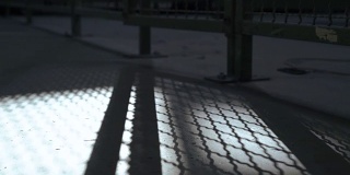 晚上一个人在工厂里行走。人的影子剪影。FullHD