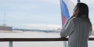 船上的女孩，背景是俄罗斯国旗