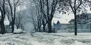 在大雪中穿过被雪覆盖的道路