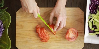 女人的手用刀切红卷心菜沙拉
