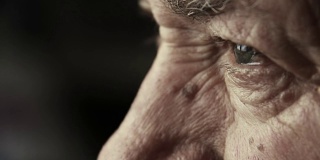 悲哀的老人睁开眼睛:忧郁的老人，退休的孤独的人