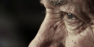 一个老人的眼睛的特写镜头:一个深思熟虑的老人