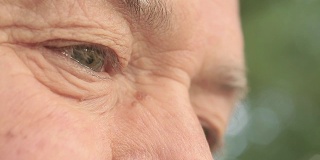 沉思的老人:眼睛上的特写肖像